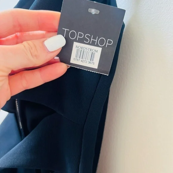Nwt stunning Topshop size 6 Elegant Black Sleeveless Dress with cutouts - Picture 3 of 7